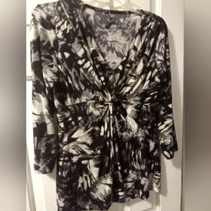 Daisy Fuentes Twisted V-neck, M top